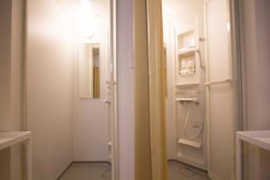 旭川SEVEN Building / Vacation STAY 4952的浴室设有白色的门和一台洗衣机