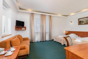 克拉科夫阿图尔酒店的酒店客房设有沙发和桌子