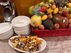 米兰特考酒店的一张桌子,上面放着两盘食物和一篮水果