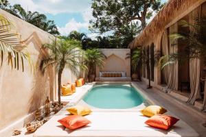 坎古The Oasis Bali的一个带枕头的室外游泳池和一个游泳池