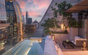 曼谷曼谷瑰丽酒店的一座享有城市美景的屋顶游泳池