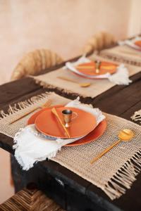 坎古The Oasis Bali的一张带橙子盘子和金器的木桌