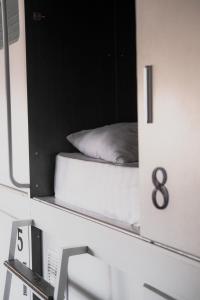 比什凯克Capsule hotel TechnoCave的镜子中的一张镜子