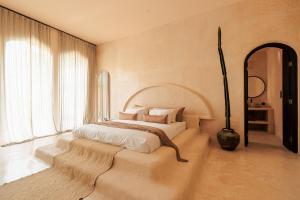 坎古The Oasis Bali的卧室配有白色的床和大窗户