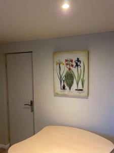 康布雷Cambrai:exceptionnel studio的卧室墙上挂着鲜花