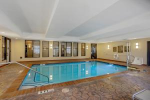 Sayre沙耶尔康福特茵套房酒店的大型建筑中的大型游泳池