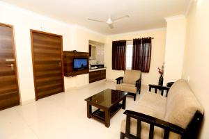 哥印拜陀Chetinaad Courtyard Gandhipuram by Centre Park的客厅配有沙发和桌子