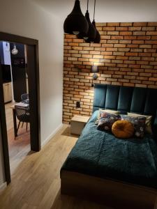 凯尔采Apartament Loft KB-Ściegiennego (garaż, centrum)的一间卧室设有一张床和砖墙