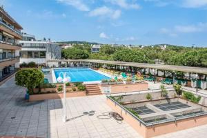 普拉加德阿罗Apartamento alto standing con piscina privada, aire acondicionado y wifi的建筑物顶部游泳池的图像