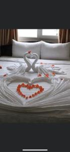 会安扫麦酒店的一张有两只天鹅的睡床,上面有一颗心