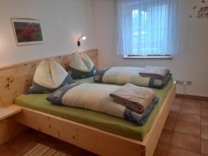 ReisachZitas Ferienwohnung的一张带枕头的木床