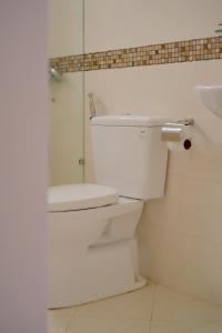 头顿Anh Truc House - Near Front Beach的白色的浴室设有卫生间和水槽。