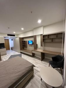 卡特佩Kartepe Dedeman’da Rezidans的客房设有1张床、1张桌子和1台电视。