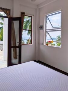 乌纳瓦图纳Arazo villa的一间卧室设有一张床和一个窗口