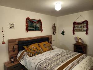 RochecolombeLe cocon的卧室配有一张床,墙上拥有一些装饰