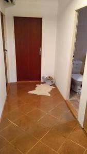 班斯卡-比斯特里察Apartmán 6 km od centra Banskej Bystrice的浴室铺有瓷砖地板,设有卫生间。