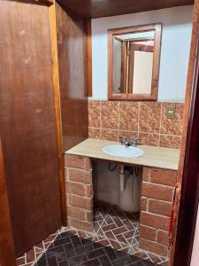 库埃察兰德尔普罗格雷索Posada Quetzalin的一间带水槽和镜子的浴室