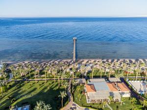 沙姆沙伊赫Rixos Sharm El Sheikh - Ultra All Inclusive Adults Only 18 Plus的海滩上的度假村的空中景致