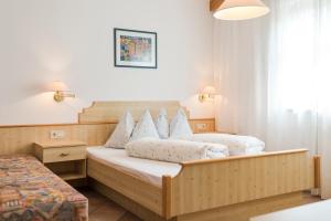 塞纳莱斯Residence Am Wegkreuz的一间酒店客房,房间内设有两张床