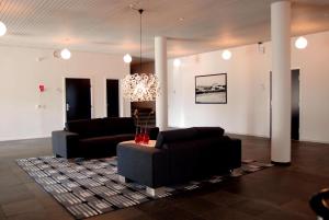 诺德堡丹恩斯克酒店的客厅配有两张沙发和一个吊灯。