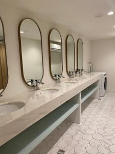 Hou-lung-tzu婧仕女微旅的浴室设有3个水槽和4面镜子