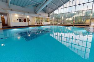 普雷斯科特利物浦乡村酒店的大楼内一个蓝色的大型游泳池