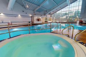 普雷斯科特利物浦乡村酒店的大楼内带大浴缸的游泳池