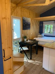 哈姆Tiny House Möhne im PIER9 Tiny House Hotel的小屋内带一张床和一张书桌的房间