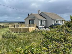LettermacawardDonegal Beach Cottage with Sea Views, sleeps six的田间中的房子