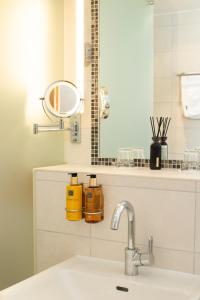 克莱恩 蒙塔纳奥林匹克酒店 - 蒙大拿中心 的一间带水槽和镜子的浴室