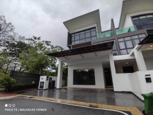 莎阿南Mawar Villa By Malvacae Homestay Shah Alam的前面有停车位的房子