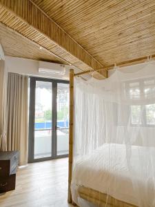 胡志明市Song Anh Indochina Studios Pasteur的一间卧室设有一张木天花板床。