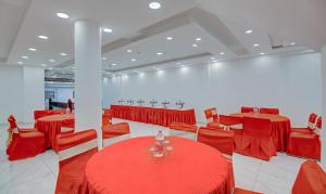 钱德加尔Treebo Trend Rockland Zirakpur的一间设有桌椅和红色桌布的房间