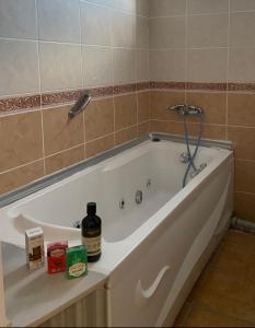 埃利特温泉CAN APART KAPLICA OTEL的浴室设有带淋浴的白色浴缸。