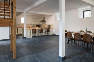 布莱奈费斯蒂尼奥格Finest Retreats - Capel Salem的厨房以及带桌椅的用餐室。