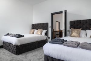 布莱奈费斯蒂尼奥格Finest Retreats - Capel Salem的一间卧室配有两张床和镜子