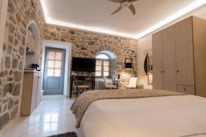 伊兹拉Paradiso的一间卧室设有一张床和石墙