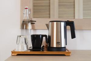 布克维AmstelSki的咖啡壶,位于带咖啡壶的柜台上