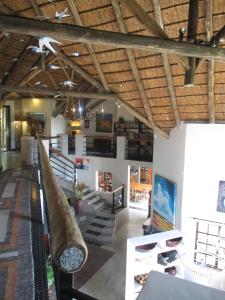 内尔斯普雷特乌托邦非洲游客别墅旅馆的客房设有楼梯和大型木制天花板。
