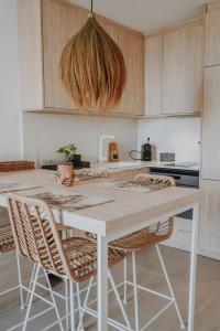 阿尔啼Casa Los Yayos by Nomad Stays的厨房配有白色的桌椅