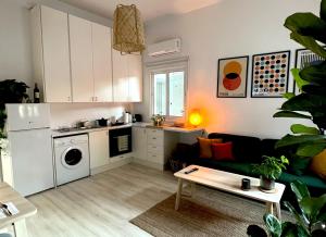 尼科西亚Central Ground Floor Apartment的厨房以及带沙发和桌子的客厅。