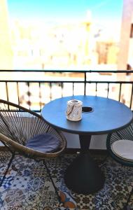 马拉加Mirador La Catedral的阳台上的桌椅和咖啡杯