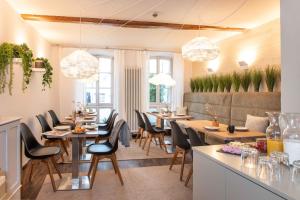 萨尔布吕肯Hotel Fuchs "Life-Style mit Night-Life"的餐厅设有桌椅和窗户。