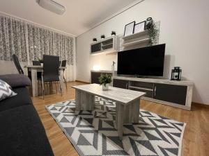 圣比森特德拉松谢拉Apartamento San Vicente de la Sonsierra Confort的带沙发、电视和桌子的客厅