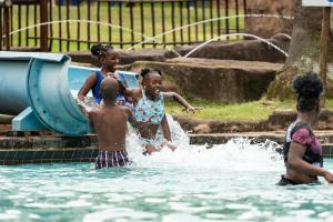 Paulpietersburg古德森纳塔温泉度假酒店的一群儿童在水上公园玩耍