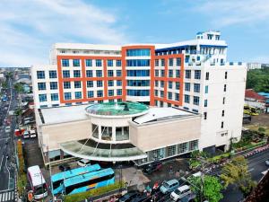 日惹Cavinton Hotel Malioboro Yogyakarta by Tritama Hospitality的享有带游泳池的大楼的顶部景致