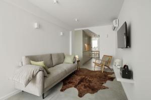 波瓦-迪瓦尔津Lapa 84 - seafront house的带沙发和地毯的客厅