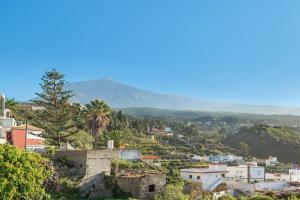 La GuanchaCasa Teresa的享有以山为背景的城市美景