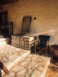 塞尼梅西奇卡罗Helydorea zen的客房设有书桌、椅子和桌子。