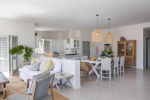 普利登堡湾Ocean Mist的客厅以及带沙发和桌子的厨房。